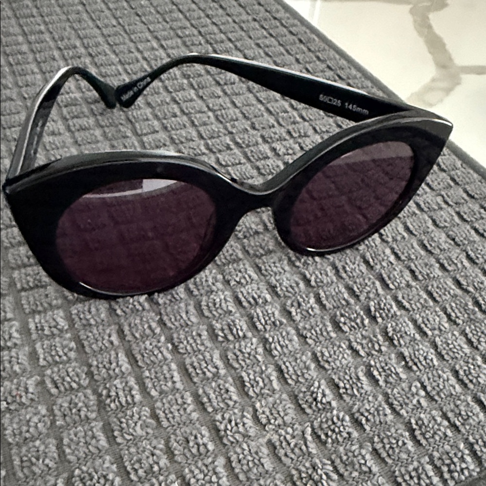 Elegant Black Cat-Eye Sunglasses